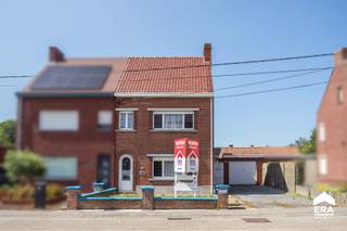 Halfopen woning te koop in Langemark met ruime tuinOVER DE WONINGIn het hart van Langemark, in een rustige straat, bevindt zich deze halfopen woning...