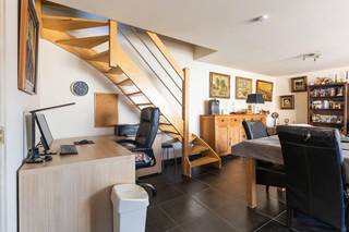 <strong>Middelkerke; </strong>duplex appartement te koop met 2 slaapkamers en terras! <br /> <br />Dit duplex appartement geeft een ruim gevoel door de vele lichtinval. Gelegen in het hart van Middelkerke, geniet u van alle voorzieningen op wandelafstand, De perfecte ligging maakt dit een ideale keuze voor wie wil wonen nabij winkels, horeca en de kust.<br /> <br /><strong>Belangrijkste ruimtes:</strong><br />• Woonkamer met veel lichtinval en directe toegang tot het terras <br />• Keuken met praktische indeling<br />• Twee slaapkamers<br />• Badkamer met douche en wastafel<br />• Apart toilet<br />• Berging voor extra opslag<br />• kelder <br /> <br /><strong>Troeven:</strong><br />• Veel lichtinval<br />• Perfecte ligging<br />• Instapklaar <br /> <br /><strong>Interesse?</strong><br />Neem contact op met Liam 0496160485
