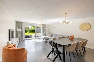 Bent u op zoek naar een ruime en lichtrijke woning met veel comfort en een prachtige tuin? Dan is deze woning in de Driegotenkouter 128 te Hamme zeker een bezoek waard!<br /><br />De ruime leefruimte geniet dankzij de grote raampartijen van een aangename lichtinval en sluit mooi aan op de open, volledig geïnstalleerde keuken. Via het grote schuifraam bereikt u de prachtige, zuidgerichte tuin, waar u volop van de zon en het buitenleven kunt genieten.<br /><br />Achteraan de woning is er een poortje dat uitgeeft op een doorgang, wat bijzonder praktisch is voor het plaatsen van fietsen, boodschappen of vuilnisbakken.<br /><br />Op de eerste verdieping bevinden zich vier slaapkamers, waaronder een ruime master bedroom met ingerichte dressing. Daarnaast is er een aparte wc. Via een vaste trap bereikt u de zolderverdieping, die perfect kan worden ingericht als vijfde slaapkamer, hobbyruimte of bureau.<br /><br />Ook technisch scoort de woning uitstekend met zonnepanelen, een EPC-label A, een conforme elektrische installatie en een asbestveilig attest.<br /><br />Troeven:<br />- Zuidgerichte tuin<br />- Achteraan toegang via doorgang<br />- Zonnepanelen<br />- EPC-label A<br />- Elektriciteit conform<br />- Asbestveilig<br /><br />Bent u op zoek naar een ruime, energiezuinige woning met een prachtige tuin? Dan is deze woning absoluut een bezoek waard!