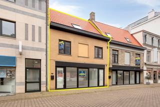 Opportunité unique ! Découvrez cette maison familiale spacieuse et entièrement rénovée en 2025 avec un espace commercial polyvalent, située à deux pas de la vibrante Grand-Place de Furnes. Cette propriété est véritablement prête à emménager au sens large du terme et combine habitation et opportunité professionnelle.<br /><br />Au rez-de-chaussée se trouve l'espace commercial avec entrée séparée. La maison elle-même dispose d'un hall d'entrée spacieux, de toilettes séparées et d'un salon très lumineux avec une magnifique 'cuisine de vie' hyper-équipée dotée d'un plan de travail en marbre. Attenant, vous profitez d'un jardin de ville ensoleillé.<br />Le premier étage comprend deux chambres spacieuses et une grande troisième pièce, idéale comme espace polyvalent ou chambre supplémentaire. Vous y trouverez également la première salle de bain avec douche à l'italienne et lavabo, des toilettes séparées et un débarras.<br />Au deuxième étage se situe la chambre principale (master bedroom), complète avec sa propre salle de bain luxueuse, équipée d'un double lavabo, d'une douche à l'italienne et d'une baignoire.<br /><br />La rénovation complète en 2025 garantit les techniques les plus récentes : un label PEB quasi neutre en énergie, système de ventilation, toit neuf et isolé, entièrement sans amiante, chaudière à condensation très performante avec conduites renouvelées et un contrôle électrique conforme.<br /><br /><u><strong>ATOUTS:</strong></u>
<ul>
<li>Entièrement et minutieusement rénovée en 2025</li>
<li>Espace commercial avec entrée séparée au rez-de-chaussée</li>
<li>PEB quasi neutre en énergie et équipée de techniques modernes</li>
<li>4 chambres spacieuses (dont 1 polyvalente) et 2 salles de bain</li>
<li>Magnifique cuisine de vie avec plan de travail en marbre et jardin de ville ensoleillé</li>
</ul>
<strong>Attention : les photos avec un astérisque en bas à droite ont été générées par IA pour donner une meilleure idée de l’aménagement possible.</strong>