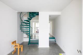 Op een absolute toplocatie in het centrum, op wandelafstand van het station, winkels, restaurants en alle voorzieningen, bevindt zich deze uitzonderlijke architectenwoning met loftallure. Achter de karaktervolle gevel gaat een verrassend ruim en hedendaags woonconcept schuil, waar licht, architectuur en wooncomfort naadloos samenkomen.<br /><br />Bij het binnenkomen word je verwelkomd in een ruime inkomhal met praktische berging. Aansluitend bevindt zich de eetruimte, die dankzij de grote raampartijen baadt in het natuurlijke licht en uitgeeft op een gezellige stadstuin – een zeldzame, groene oase van rust midden in de stad. De keuken wordt nog geplaatst en kan, in overleg met de koper, volledig afgestemd worden op persoonlijke smaak en wensen.<br /><br />De indrukwekkende designtrap vormt het architecturale middelpunt van de woning en verbindt de verschillende niveaus op een speelse en elegante manier.<br /><br />De eerste verdieping biedt plaats aan een aangename leefruimte, een eerste slaapkamer en een apart gastentoilet. Op de tweede verdieping bevinden zich een stijlvolle badkamer met ligbad, inloopdouche en dubbele lavabo, een tweede slaapkamer en een afzonderlijk toilet.<br /><br />De bovenste verdieping vormt een echte troef met een derde slaapkamer of polyvalente ruimte die uitgeeft op een zonnig dakterras. Van hieruit geniet je van een uniek uitzicht over de historische skyline van de stad.<br /><br />Ook op technisch vlak scoort deze woning uitstekend. Dankzij het EPC A, de warmtepomp, zonnepanelen en vloerverwarming geniet je van een bijzonder energiezuinige en toekomstgerichte woning met een maximaal wooncomfort en minimale energiekosten.<br />Een unieke stadswoning voor wie op zoek is naar architectuur, duurzaamheid en buitenruimte op een toplocatie. Ideaal als eigen woning, pied-à-terre of investering.<br /><br />Interesse? Contacteer ons voor een bezoek en ontdek zelf dit bijzondere pand.