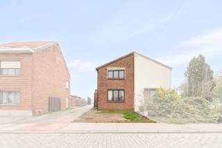 Te koop: halfopen bebouwing in Beigem, rustig gelegen en toch vlakbij alle invalswegen.Deze woning uit 1993 biedt een mooie bewoonbare oppervlakte en...