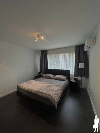 <p><strong><span> Energiezuinig 2-slaapkamerappartement met gunstige locatie in Deurne</span></strong></p>
<p><span>Op een gunstige locatie in </span><strong><span>Deurne</span></strong><span>, aan de </span><strong><span>Vorsenkweekstraat 9-11</span></strong><span>, bevindt zich dit moderne en energiezuinige appartement op de </span><strong><span>eerste verdieping</span></strong><span>. Met een bewoonbare oppervlakte van ca. </span><strong><span>90 m²</span></strong><span> biedt dit appartement alle comfort voor wie op zoek is naar kwalitatief wonen.</span></p>
<p><span>De lichtrijke leefruimte is voorzien van </span><strong><span>airconditioning</span></strong><span>, net als de hoofdslaapkamer, waardoor u het hele jaar door geniet van een aangenaam binnenklimaat. De stijlvolle </span><strong><span>Dovy-keuken</span></strong><span> is uitgerust met een </span><strong><span>inductiekookplaat</span></strong><span> en biedt alle nodige comfort voor dagelijks gebruik.</span></p>
<p><span>Het appartement beschikt over:</span></p>
<ul>
<li><span>2 volwaardige slaapkamers</span></li>
<li><span>Moderne Dovy-keuken met inductiekookplaat</span></li>
<li><span>Airconditioning in de leefruimte en slaapkamer</span></li>
<li><span>Aansluiting voor wasmachine en droogkast</span></li>
<li><span>Energiezuinig met </span><strong><span>EPC-label A</span></strong></li>
<li><span>Privatieve kelderberging</span></li>
</ul>
<p><span>De </span><strong><span>gemeenschappelijke kosten bedragen €55 per maand</span></strong><span>, inclusief waterverbruik.</span></p>
<p><span>Daarnaast is er de mogelijkheid om een </span><strong><span>garage</span></strong><span> te huren, gelegen aan de </span><strong><span>Kerkeveldlaan</span></strong><span>, voor </span><strong><span>€80 per maand</span></strong><span>.</span></p>
<p><span>Dankzij de uitstekende </span><strong><span>Mobiscore van 8,8/10</span></strong><span> geniet u van een vlotte bereikbaarheid en bevinden winkels, openbaar vervoer, scholen en andere voorzieningen zich in de nabije omgeving.</span></p>
<p><span>Bent u op zoek naar een instapklaar, comfortabel en energiezuinig appartement op een centrale locatie? Neem dan gerust contact op voor meer informatie of een bezichtiging.</span></p>