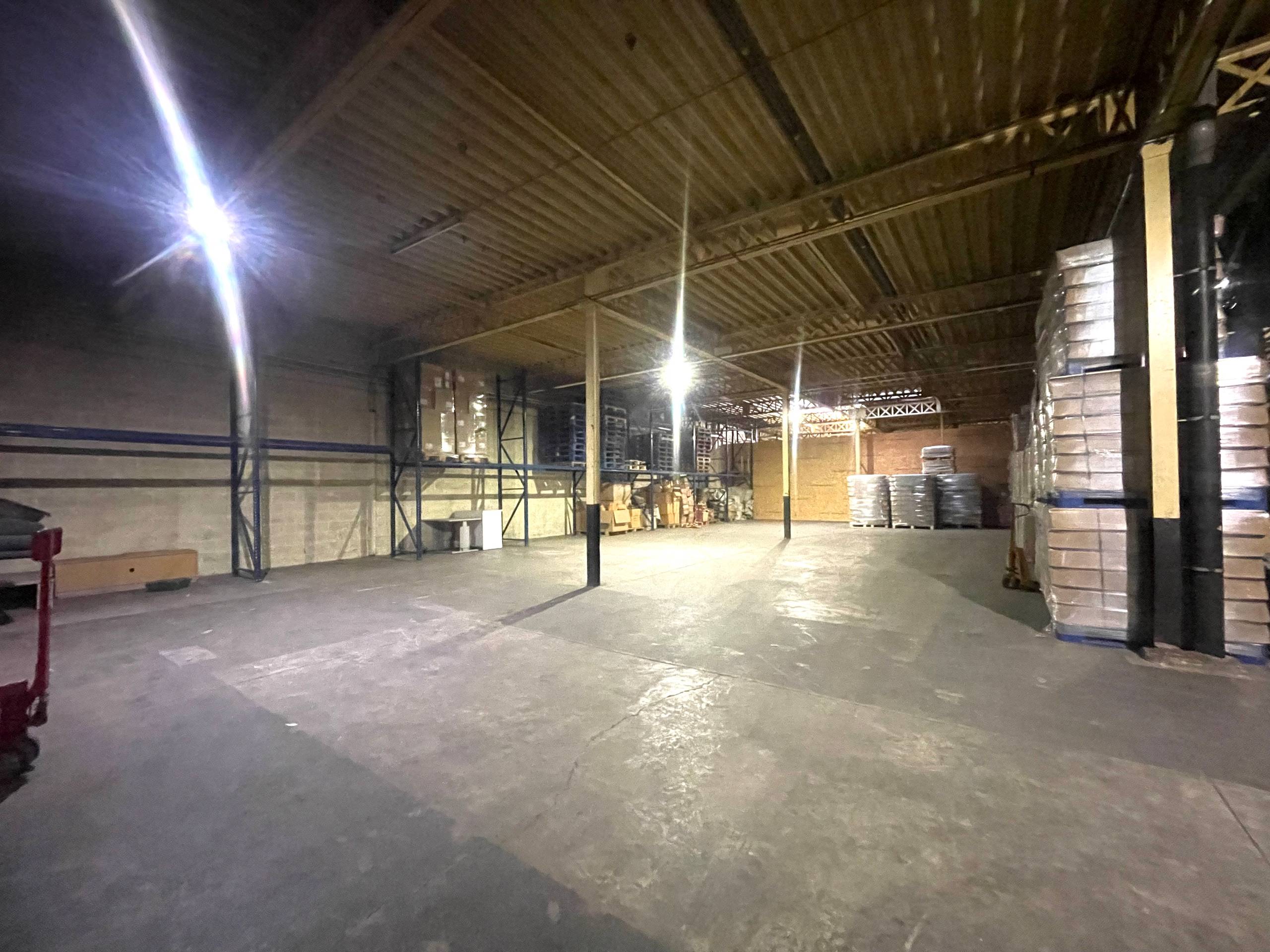 Lauwe - Industrieloods van 2000 m² met bureau te huur - foto 5
