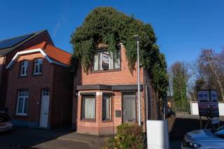 Halfopen bebouwing op een perceel grond van 208 m² gelegen aan de Molenakkers 39 te Essen. De deels te renoveren woning bestaat op het...