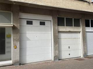 Ruime Garagebox met uitzondelijke hoogte !<br />De garagebox is gelegen in de rustige Residentie Flora. De garagebox bevindt zich aan de straatkant van de vergeet-mij-nietjeslaan. Dit is een zijstraat van de zeedijk van Mariakerke.<br />Automatische poort met afstand bediening !<br /><br />Afmetingen:<br />Breedte poort: 2,38 m<br />Hoogte poort: 3 m<br />Breedte box: 2,78 m<br />Lengte: 6,05 m