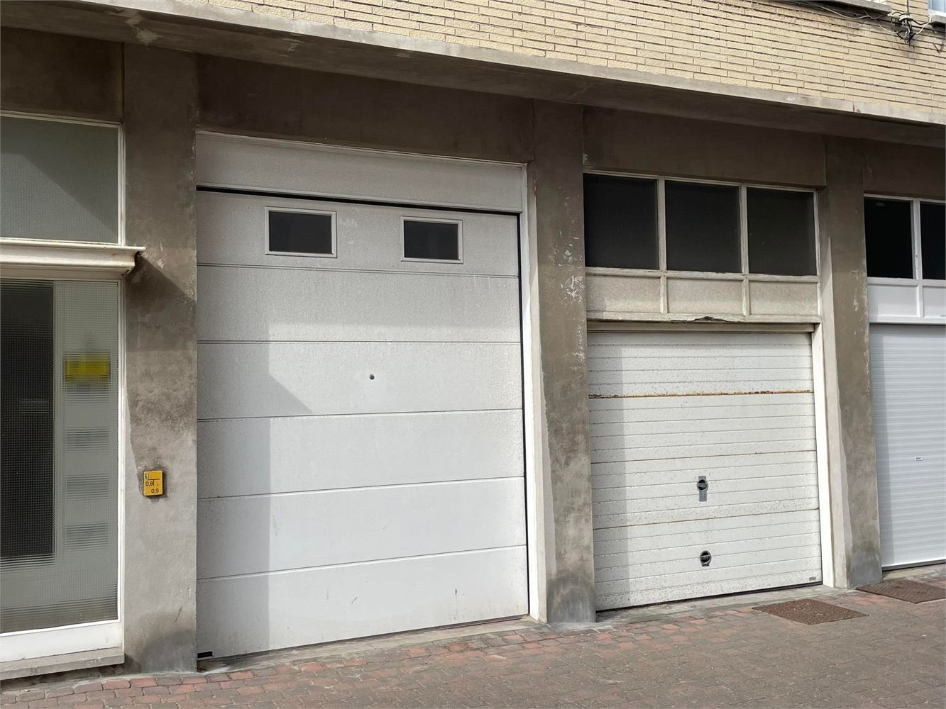 Ruime garagebox met uitzonderlijke hoogte en automatische poort ! - foto 1