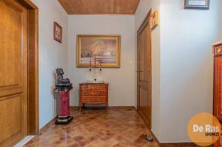 <br /><strong>HILLEGEM - Verzorgde bungalow in rustige woonwijk met alle voorzieningen binnen handbereik. </strong><br /><br />In een rustige, residentiële woonwijk treft u deze instapklare bungalow. De woning geniet van een uitstekende bereikbaarheid, met scholen, winkels en openbaar vervoer op wandelafstand, terwijl invalswegen zich in de directe omgeving bevinden.<br /><br />Dankzij de investeringen zoals het plaatsen van een condenserende gaswandketel, alsook de totaalrenovatie van dak met bijhorende isolatie, resulteert in een gunstig EPC waarbij er GEEN renovatieplicht van toepassing is. Eveneens is de woning volledig asbestveilig! <br /><br />De woning is voorzien van een inkomhal met vestiaire en apart gastentoilet, ruime woonkamer met haard, leefkeuken, praktische keukenberging, nachthal met apart toilet, drie slaapkamers en recent gerenoveerde badkamer. Overigens nog een inpandige garage en zéér ruime bergzolder, die mogelijks ingericht kan worden naar extra woonruimte. <br />Achterliggende tuinzone is voorzien van extra parkeergelegenheid, buitenberging en een aangenaam terras wat het hier aangenaam vertoeven maakt.<br /><br />Recentelijk werd de voortuin met oprit volledig aangepakt, kortom een TOPPER binnen zijn categorie. <br />Pand beschikbaar in onderling overleg.<br /><br />info en bezoek: 053/60.65.60.<br />De vermelde prijs is een richtprijs. Na ontvangst van de biedingen zal de verkoper beslissen of hij/zij de eigendom verkoopt aan het beste bod. De richtprijs is aldus niet bindend voor de verkoper. Voor meer info kunt u ons contacteren of het reglement raadplegen op onze website.