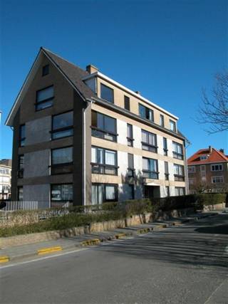 Well-maintained apartment with 2 bedrooms and an additional attic room, including a garage. Quietly located, close to shops, public transport and...