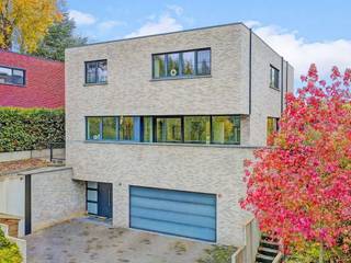 Te koop: moderne open bebouwing in het centrum van Sterrebeek, op wandelafstand van scholen, openbaar vervoer en invalswegen.Deze stijlvolle villa...