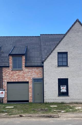 <h4><strong>Ruime nieuwbouwwoning met 4/5 slpk - klaar voor afwerking! </strong></h4>

<h3><strong>Info &amp; verkoop: 0472 86 02 05 - sara@bcabouwtbeter.be</strong></h3>
<strong>Wonen in alle rust én met alle comfort – Nieuwbouwwoning in Maria-Aalter</strong><br />Een unieke kans in een groene en goed bereikbare omgeving!<br />In een rustige verkaveling aan de Leegweg in Maria-Aalter realiseert BCA een stijlvolle nieuwbouwwoning op lot 34.<br />Hier woon je in harmonie met de natuur, terwijl het centrum, scholen, winkels, het station en de E40 zich op een boogscheut bevinden.<br /><br /><strong>Moderne woning met topgevel en riante ruimte (217 m²)</strong><br />Deze energiezuinige gesloten bebouwing straalt moderne klasse uit en biedt een zee aan ruimte.<br />Dankzij de doordachte indeling geniet je van maximaal wooncomfort:<br />✅ 4 volwaardige slaapkamers<br />✅ Afgewerkte 2e verdieping – ideaal als 5e slaapkamer, bureau of speelruimte<br />✅ Inpandige garage<br />✅ Ruime tuin met achteruitgang – privacy én praktische toegang<br /><br /><strong>Maak er jouw droomwoning van – volledig personaliseerbaar!</strong><br />De woning bevindt zich momenteel in ruwbouwfase.<br />Dit biedt jou de <strong>unieke kans</strong> om de afwerking volledig naar eigen smaak te kiezen.<br />Van vloeren en keuken tot badkamer en kleuren: jij bepaalt de stijl van je nieuwe thuis.<br /><br /><strong>Snelle oplevering – binnen de 6 maanden!</strong><br />Deze woning kan reeds binnen 6 maanden na aankoop worden opgeleverd.<br />Ideaal voor wie snel wil verhuizen zonder in te boeten op kwaliteit of personalisatie.<br /> 
<h4><strong>Interesse? Neem vandaag nog contact op!</strong></h4>
Mis deze unieke woonkans niet.<br />Contacteer onze bouwadviseur voor een bezoek of meer info:<br />📞 0472 860 205 | 09 216 84 51<br />📧 sara@bcabouwtbeter.be<br /><strong>BCA – Bouw je toekomst met vertrouwen</strong>