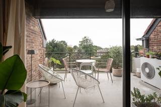 <p><b>Licht 3-sk. app. met terras & autostaanplaats aan Vaart</b></p>
<p><span> </span></p>
<p><span>Gelegen aan de Leuvense vaart, in een rustige omgeving en met een prachtig zicht op het water vind je dit lichtrijk drieslaapkamerappartement. </span></p>
<p><span> </span></p>
<p><span>Indeling :</span></p>
<p><span> </span></p>
<p><span>Via de lift bereik je het appartement op de 3de verdieping. De inkomhal geeft je onmiddellijk toegang tot de indrukwekkende eet- en leefruimte die een prachtig uitzicht biedt over het water. Vanuit de living kan je via één van de grote raampartijen naar het ruime terras voorzien van zonnewering. </span></p>
<p><span>De keuken is volledig voorzien van alle comfort en geeft meteen toegang tot de leefruimte. </span></p>
<p><span>Aan de achterzijde bevinden zich de 3 slaapkamers, allen voorzien van kwalitatieve laminaatvloer. De masterbedroom beschikt tevens over een aparte kamer die dienst kan doen als dressing en een tweede terras dat een prachtig uitzicht biedt over de skyline van Mechelen en de gemeenschappelijke tuin.</span></p>
<p><span>Voorts beschikt het appartement over een ruime badkamer met zowel een ligbad als een douche. Ten slotte beschikt het appartement over een zeer ruime staanplaats met aansluitende bergruimte. Ten slotte beschikt het appartement over een zeer ruime staanplaats met aansluitende bergruimte.</span></p>
<p><span> </span></p>
<p><span>Extra troeven: </span></p>
<ul>
<li><span>airco in de leefruimte</span></li>
<li><span>tal van bergruimtes in het appartement</span></li>
<li><span>ruime staanplaats en berging in de kelder</span></li>
<li><span>uitzicht op het water</span></li>
<li><span> nieuwe badkamer op komst </span><span></span><span></span><span></span></li>
</ul>
<br />
<p><span>Basis huurprijs: 1350 EUR/maand (inclusief staanplaats)<br />Gemeenschappelijke lasten: 150 EUR/maand<br /><br /></span></p>
<p><span>Kortom het appartement is ideaal voor mensen die van ruimte en gezelligheid houden en dichtbij het centrum willen vertoeven.</span></p>
<p><span> </span></p>
<p></p>