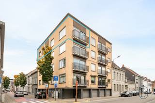 Découvrez ce spacieux et lumineux appartement de 3 chambres avec deux balcons, idéalement situé près du centre de Harelbeke. Profitez d'un espace...