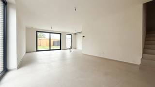 <p>Ontdek deze moderne nieuwbouwwoning in de Asbergstraat 22B in Koersel, ideaal voor wie op zoek is naar een comfortabele, energiezuinige en instapklare woning. Met een bewoonbare oppervlakte van maar liefst 187 m² en 3 slaapkamers biedt deze woning alle ruimte voor aangenaam en hedendaags wonen.<br /><br />De woning wordt volledig afgewerkt aangeboden, waarbij de volledige afwerking inbegrepen is in de prijs. Zo hoef je je geen zorgen te maken over bijkomende afwerkingswerken en kan je na aankoop meteen genieten van jouw nieuwe thuis!<br /><br />Ook op vlak van energiezuinigheid scoort deze woning uitstekend. Dankzij de warmtepomp en de aanwezige zonnepanelen geniet je van een duurzame manier van verwarmen en een toekomstgerichte woonoplossing. Bovendien beschikt de woning over een onderhoudsvriendelijke tuin, waar je in alle rust kan ontspannen en genieten van het buitenleven zonder al te veel tuinonderhoud.<br /><br />Pluspunten:<br />- Bewoonbare oppervlakte van 187 m²<br />- 3 slaapkamers<br />- Volledige afwerking inbegrepen in de prijs<br />- Energiezuinige verwarming op warmtepomp<br />- Zonnepanelen aanwezig<br />- Onderhoudsvriendelijke tuin<br /><br />Prijsverdeling:<br />- Grondwaarde: € 110.000 + 12% registratierechten (€ 13.200)<br />- Constructiewaarde: € 293.000 + 21% btw (€ 61.530)<br />- Totale aankoopprijs: € 477.730<br /><br />De totale aankoopprijs bedraagt € 477.730, inclusief de grondwaarde, de constructiewaarde, de registratierechten en de btw. Een mooie kans om te investeren in een volledig afgewerkte nieuwbouwwoning!<br /><br />Maatregelen opgenomen in het Maatregelenregister: nee<br /><br />Voor een bezichtiging of meer informatie, bel ons op 078/78.78.70 of spring gerust eens binnen in ons kantoor – je bent altijd welkom!</p>