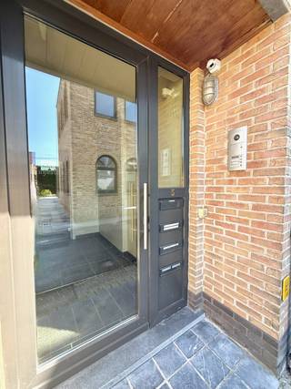 MAIL NAAR CHADIA@WIJSVASTGOED.BE VOOR EEN BEZOEK - TELEFONISCH WORDEN ER GEEN BEZOEKEN INGEPLAND !<br />Dit modern gelijkvloers appartement gelegen in een super rustige straat in het centrum van Ertvelde heeft zeer volwaardige ruimtes &amp; een mooi lichtinval ! Het appartement beschikt over 2 ruime slaapkamers en een grote dubbele leefruimte met open keuken waarin alle comfort voorzien is. In de grote badkamer is er een douche en dubbele lavabo aanwezig + de ruimte om een wasmachine en droogkast te plaatsen. Achteraan is er een zonneterras aanwezig met toegangsdeur, u heeft hier dus geen onderhoud aan een tuin ! Tot slot is er ook een gemeenschappelijke fietsenstalling vooraan in het appartement.<br /><br />Indeling: inkomhal, apart toilet, dubbele leefruimte, open geïnstalleerde keuken, badkamer met douche, 2 volwaardige slaapkamers en het zonneterras met toegangsdeur. <br /><br />Dit alles op een TOPlocatie met alles op wandel- en fietsafstand !<br />De huurprijs is incl. de gemeenschappelijke kosten van 25 euro per maand.<br />Meer info of een bezoek? MAIL naar chadia@wijsvastgoed.be !
