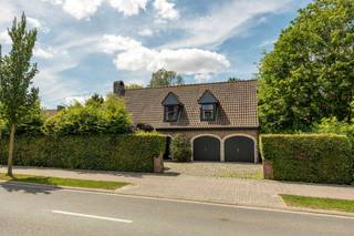 EERSTE KIJKDAGEN VINDEN PLAATS OP VRIJDAG 21 EN ZATERDAG 22 AUGUSTUS<br /><span><br />Graag stellen we u deze authentieke woning voor. Volledig omring door het groen geniet deze woning van zeer veel privacy. <br /><br />De nabijheid van de invalswegen alsook het landelijke karakter van Kontich zijn twee fantastische troeven. Fietstochten kunnen zo in de achtertuin beginnen! Het treinstation Kontich-Lint is te voet bereikbaar. <br /></span><span><br />De woning is gebouwd in 1978 en vormt met zijn bewoonbare oppervlakte een zeer mooie basis. Het gelijkvloers van maar liefst +- 200m2 zorgt ervoor dat u van een zeer praktische indeling kan genieten. Voldoende bergruimte, grote garage voor wagen/fietsen/aansluiting wasmachine, polyvalente ruimte,... <br /><br />U kan het grondplan, net zoals de attesten, terugvinden onderaan "documenten en plannen". De elektriciteit is in 2022 vernieuwd. Momenteel geniet de woning van de volgende indeling: <br /><br /><span>Gelijkvloers:</span> royale inkomhal, zeer ruime woonkamer met openhaard, aansluitend de keuken met zicht op de tuin, berging, dubbele garage, toilet & polyvalante ruimte met douchekamer<br /><br /><span>Verdieping 1:</span> master met badkamer en dressing, 4 extra slaapkamers, douchekamer<br /><br />De tuin is om van te dromen. Qua oriëntatie kunnen we niet beter treffen. De zuid-west ligging garandeert zonnige weekends in de tuin!<br /><br /></span><span>Troeven:</span><br /><span><br /></span><span>- Mooi perceel van 970 m2 met zuid-westoriëntatie <br /></span>- Oprit + dubbele garage<br />- Momenteel 5 slaapkamers <br /><span>- Polyvalente ruimte volgens het grondplan genoemd "eetkamer"</span><br /><span>- Top locatie <br /></span>- Kruipkelder onder de volledige woning aanwezig<br /><br /><span>Kortom, een woning op een prachtig perceel met potentieel op TOP locatie te Kontich.</span><br /><br /><span>Bent u benieuwd naar deze unieke kans en wenst u graag eens te komen kijken? Voor meer info of een bezoek ter plaatse kan u contact opnemen met Jakob via jakob@reds.be of op 0483 488 249<br /><br />Deze woning valt onder de renovatieverplichting. <br /></span>