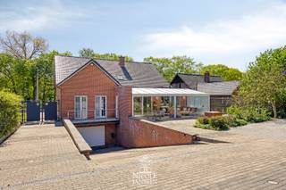 Achter deze gevel vind je maar liefst 368m² woongenot met een doordachte indeling. Ideaal voor grote gezinnen, werk aan huis, hobby's of wie...