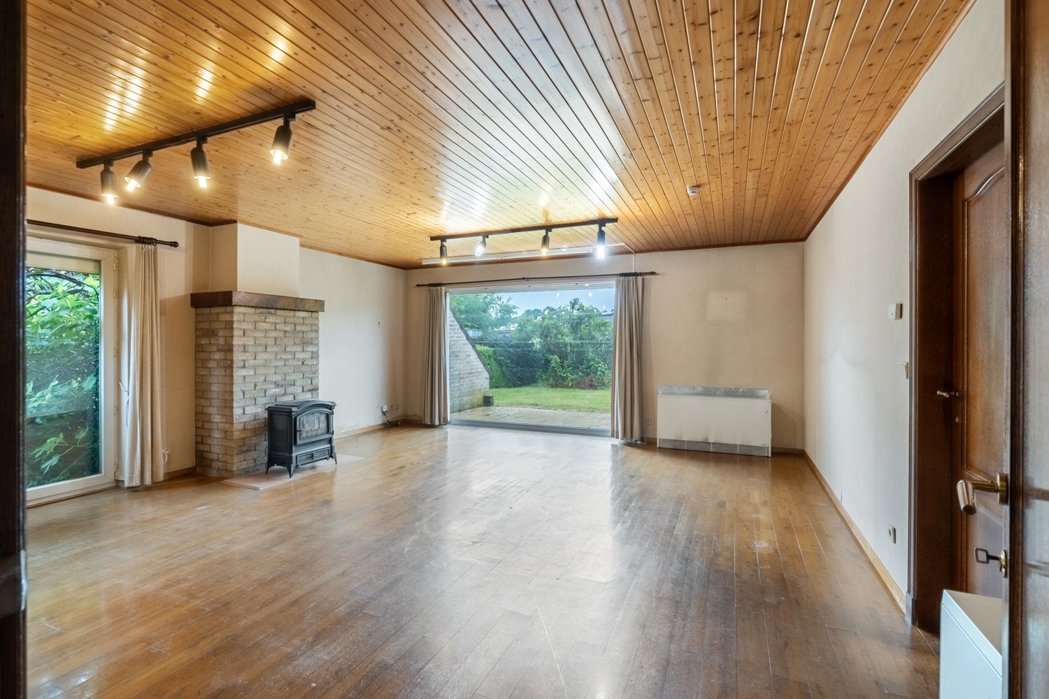 Te renoveren woning met vier slaapkamers, inpandige garage en noordwest georiënteerde tuin op een perceel van 6 are 78 ca te Begijnendijk ! - foto 5