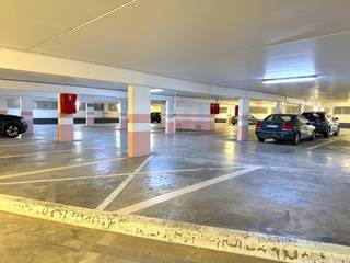 <p>Bent u op zoek naar een veilige parkeeroplossing in Oostende of een interessante vastgoedinvestering?<br /><br />Dan is dit een unieke opportuniteit. Bij aankoop wordt u volle eigenaar van een individueel kadastraal perceel opr het 4e of 5e verdiep. U koopt dus niet louter een gebruiksrecht, maar een eigen parkeerplaats in volle eigendom.<br /><br />Het parkeerconcept werkt volgens een flexibel systeem: u heeft altijd recht op een parkeerplaats binnen het Citibee-gedeelte van het complex, zonder dat u aan één vaste plaats bent gebonden. Zo parkeert u steeds zorgeloos, terwijl Citibee het beheer en de eventuele commerciële exploitatie van de vrije capaciteit voor zijn rekening neemt wanneer u de parking niet gebruikt.<br /><br />Ideaal voor:</p>
<ul>
<li>Eigenaars van een appartement of tweede verblijf in Oostende.</li>
<li>Personen die regelmatig in Oostende verblijven.</li>
<li>Investeerders die op zoek zijn naar een stabiele en alternatieve vastgoedinvestering.</li>
</ul>
<p>Parkeerplaatsen zijn beschikbaar vanaf €43.000. Voor enkele specifieke parkeerplaatsen gelden afwijkende prijzen.<br /><br /><u>Tijdelijke zomeractie</u><br /><br />Koopt u vandaag een parkeerplaats, dan geniet u onmiddellijk van uw parkeerrecht zodra de verkoopovereenkomst is ondertekend. U hoeft dus niet te wachten op de notariële akte om gebruik te maken van de parking.<br />Dat betekent dat u vaak al enkele maanden gratis kunt parkeren. Tijdens de zomermaanden vertegenwoordigt dit een aanzienlijke meerwaarde, aangezien een maandabonnement in de Citibee-parking in juli en augustus €250 per maand bedraagt.<br />Deze actie is bijzonder interessant voor eigenaars van een tweede verblijf die deze zomer al zorgeloos willen parkeren in Oostende.<br /><br /><u>Interessante investeerdersformules</u><br /><br />Formule 1 – 5 parkeerplaatsen<br />Aankoopprijs: €42.500 per parkeerplaats<br />Totale investering: €212.500<br />Gegarandeerd rendement van 3% per jaar<br />Gedurende 4 jaar<br />Jaarlijkse uitbetaling: €6.375<br /><br />Formule 2 – 10 parkeerplaatsen<br />Aankoopprijs: €40.000 per parkeerplaats<br />Korting van €2.500 per parkeerplaats<br />Totale investering: €400.000<br />Gegarandeerd rendement van 3% per jaar<br />Gedurende 4 jaar<br />Jaarlijkse uitbetaling: €12.000<br /><br />Interesse? Neem vrijblijvend contact met ons op voor meer informatie, een overzicht van de beschikbare parkeerplaatsen of een persoonlijk investeringsvoorstel.</p>