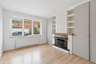 Zeer verzorgde woning met 5 slaapkamers en een zonnige stadstuin, rustig gelegen te Zeebrugge. Deze instapklare woning heeft een energielabel C, beschikt over een conforme elektrische installatie en is asbestveilig.<br /><br />Indeling:<br />Ruime inkomhal met vestiaire en gastentoilet, grote woonkamer die beschikt over een gezellige zit- en eethoek. Aansluitend bevindt zich de mooie, volledig uitgeruste keuken met rechtstreekse toegang tot de achterliggende stadstuin. Verder zijn op het gelijkvloers de nodige aansluitingen voorzien voor het plaatsen van een wasmachine en droogkast.<br /><br />De verzorgde buitenruimte is gunstig georiënteerd en geniet de hele dag door van aangenaam zonlicht.<br /><br />Op de eerste verdieping bevinden zich drie volwaardige slaapkamers en een badkamer uitgerust met een ligbad, lavabo en toilet. De tweede verdieping biedt nog eens twee volwaardige slaapkamers en een tweede badkamer voorzien van een douche, lavabo en toilet.<br /><br />Aangename locatie omringd door winkels, scholen en openbaar vervoer.<br />Een mooi aanbod in het dorp van Zeebrugge.<br /><br />Bezoeken of meer informatie?<br />Contacteer Maxim Slabbinck op tel. 0494/52.59.73