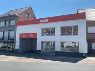 Polyvalent gebouw te koop (wegens verhuis) te Roeselare bestaande uit een handelspand / showroom met kantoren. Totale bruikbare oppervlakte van...