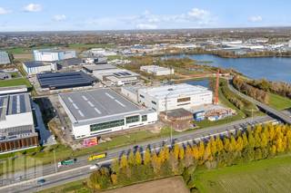 Casco kantoorruimte op toplocatie vlak naast en met <strong>visibiliteit </strong>van de <strong>E17</strong>. Uitstekend gelegen in de unieke industriezone '<strong>De Prijkels</strong>', geniet dit terrein van een vlotte bereikbaarheid dankzij de onmiddellijke aansluiting op de E17, op slechts 5 minuten rijden van op- en afrit 7 Deinze.<br /><br />De kantoorruimte met een oppervlakte van 998 m² is gelegen op de eerste en tweede verdieping. Daarnaast geniet het kantoor van veel natuurlijke lichtinval dankzij de <strong>grote raampartijen, </strong>aansluitend is er ook nog een zonnig terras aanwezig van 478 m².. Dankzij de <strong>casco</strong>-oplevering heeft u de flexibiliteit om de ruimte volledig aan te passen aan uw specifieke wensen en behoeften. Tevens zijn er ruime parkeerplaatsen voorzien.<br /><br />Voor meer informatie, het lastenboek of een vrijblijvend plaatsbezoek, neem contact op met <strong>PANORAMA B2B GENT KANTOREN</strong> via <strong>0477 44 39 30</strong>.