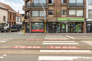 <p><strong>Professioneel werken op een centrale plek.</strong> Deze verzorgde kantoorruimte bevindt zich op het gelijkvloers van een hoekpand aan de Bredabaan, een locatie die garant staat voor zichtbaarheid en bereikbaarheid. Dankzij de indeling en de ligging is dit een ideale uitvalsbasis voor uiteenlopende professionele activiteiten.</p><p><br /></p><p><strong>Het pand bestaat uit</strong> een inkomhal met wachtruimte – meerdere polyvalente lokalen die flexibel inzetbaar zijn als bureaus of praktijkruimte – een keuken – een vestiaire – gescheiden sanitair voor dames en heren – diverse bergingen.</p><p><br /></p><p><strong>Troeven: </strong>centrale ligging met uitstekende zichtbaarheid - flexibele indeling met meerdere burelen/praktijkruimtes - geschikt voor diverse professionele activiteiten.</p><p><br /></p><p>Bezoek mogelijk na aanmaken huurdersprofiel via https://mijnhuurprofiel.be/property/b96ff6e4-4bc9-40ff-8c27-924b19ad3371</p>