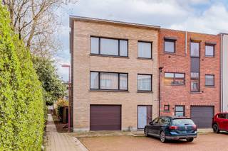 Parfaite maison de bel-étage prête à être emménagée au bout d'un cul-de-sac dans un beau quartier résidentiel de Kontich. Située au calme à côté de...