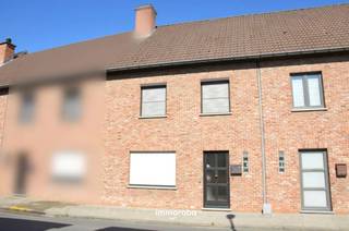 Gezellige, instapklare woning in Oeselgem is perfect voor wie op zoek is naar een comfortabele woning met een tuin, terras en garage. De woning is...