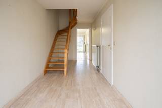 Deze ruime bel-etagewoning is gelegen in de Narcisstraat, een doodlopende straat in een rustige woonomgeving in Merksem. Aan de achterzijde beschikt de woning over een tuin met terras, die uitgeeft op een groen openbaar domein, wat een open gevoel geeft en extra speelruimte biedt voor kinderen.<br />De woning beschikt over drie volwaardige slaapkamers en biedt een functionele indeling met voldoende ruimte voor comfortabel wonen. Het pand bevindt zich in een goede staat, maar kan licht worden opgefrist, waardoor u het geheel eenvoudig naar eigen smaak kunt aanpassen. Technisch is de woning voorzien van dubbele beglazing en behaalt zij een EPC-score C, wat zorgt voor een gunstige energetische basis.<br />De ligging vormt een duidelijke meerwaarde. Op ongeveer 150 meter (± 2 minuten wandelen) bevindt zich een school. Daarnaast zijn er in de directe omgeving verschillende parken (park van Runcvoort), sportfaciliteiten en culturele voorzieningen, waaronder een cultuurcentrum. Ook openbaar vervoer en winkels zijn vlot bereikbaar.<br />Een interessante opportuniteit voor wie op zoek is naar een ruime gezinswoning in een rustige straat met een goede bereikbaarheid en voorzieningen in de nabije omgeving.<br />Troeven:
<ul>
<li>Gelegen in een <strong>doodlopende straat</strong>, rustige en kindvriendelijke woonomgeving in Merksem;</li>
<li><strong>Tuin met terras</strong> grenzend aan groen openbaar domein;</li>
<li><strong>Ruime woning in</strong> <strong>goede staat</strong> met praktische indeling en tal van mogelijkheden;</li>
<li><strong>Drie volwaardige slaapkamers;</strong></li>
<li><strong>EPC-score C;</strong></li>
<li><strong>School op wandelafstand</strong> (± 150 meter);</li>
<li><strong>Vlotte bereikbaarheid</strong> van openbaar vervoer en winkels;</li>
</ul>
Neem snel contact op voor meer informatie of een bezoek ter plaatse.<br />📞 +32 489 55 79 90<br />📧 immo@fidimco.be