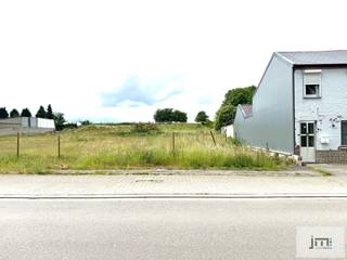 Deze bouwgrond voor halfopen bebouwing met achterliggend weideland is rustig gelegen te Tongeren-Borgloon (Nerem) in de Neremstraat.Bouwgrond...