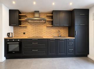 ETTERBEEK: We Invest biedt u deze mooie studio/duplex aan in uitstekende staat, ideaal gelegen vlakbij alle voorzieningen, het Jubelpark en de Europese Commissie.<br />Het appartement bevindt zich op de begane grond en is als volgt ingedeeld: een beveiligde inkomhal met gepantserde deur, een lichte woonkamer met een open, volledig ingerichte keuken, en een trap die naar de bovenverdieping leidt, waar zich het slaapgedeelte, een doucheruimte en een toilet bevinden.<br />De woning beschikt bovendien over toegang tot een grote binnenplaats aan de achterzijde van het gebouw, die een aangename buitenruimte biedt.<br />Elektriciteitscertificaat in orde<br />EPB: G<br />Een prachtige kans die u niet mag missen!<br />Info en bezichtigingen: +32 2 315 51 71<br />Meer exclusieve aanbiedingen op: www.weinvest.be