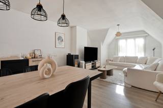Welkom in dit ruime en instapklare appartement met twee slaapkamers, gelegen in het rustige en aangename Ooigem. Dankzij de praktische indeling en...