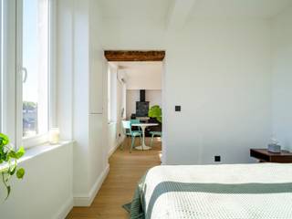 Deze volledig gerenoveerde studio bevindt zich in de Lucas de Heerestraat, een centrale en gegeerde ligging in Gent. Dankzij de vlotte bereikbaarheid en de nabijheid van het stadscentrum, openbaar vervoer, winkels en verschillende onderwijsinstellingen vormt deze studio een ideale uitvalsbasis voor studenten, starters of een interessante investering. <br /><br />De studio is gelegen op het gelijkvloers en werd volledig nieuw gerenoveerd. De studio beschikt over een moderne keuken, uitgerust met een vaatwasmachine, koelkast en inductiekookplaat. Daarnaast is er een aparte privatieve badkamer met douche en lavabo. Een absolute troef van deze studio is het ruime terras van maar liefst 10 m². Deze aangename buitenruimte biedt volop mogelijkheden om in alle rust te genieten van het buitenleven.<br /><br />Als extra troef beschikt het gebouw over een gemeenschappelijke garage voor fietsen en vuilnisbakken. <br /><br />Dankzij de volledige renovatie, het uitstekende EPC-label A en de centrale ligging is deze studio een interessante opportuniteit voor wie op zoek is naar een instapklare woonoplossing of een investering in Gent.<br /><br />Zeer geschikt voor: studenten, starters, ouders met studerende kinderen en investeerders.<br /><br />De weergegeven foto's zijn referentiefoto's. <br /><br />Voor meer informatie of een bezoek, contacteer Jarno via 0473 28 42 26 of via info@vicusvastgoed.be.