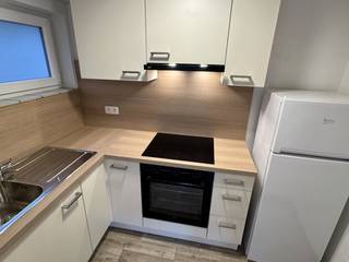 Verzorgd appartement in de Dumontwijk in De Panne.Toegang langs de zijkant van het gebouw met trappen naar het open terras.Ruime living,...