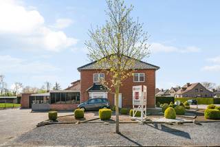 Deze woning biedt een mooie kans voor wie op zoek is naar een huis dat volledig naar eigen smaak gerenoveerd kan worden. Dankzij de ruimte en...