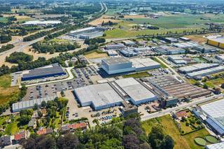 Industrial building with warehouse space ranging from 1,316 to 11,730 m² (offices optional).<br />Located in Satenrozen, easily accessible via the E19, 20 minutes from Antwerp and 30 minutes from Brussels.<br /><br />The warehouse space has a clear height of 4 to 8 meters and a floor load capacity of up to 5 tons/m², making it ideal for storage and heavy equipment. For smooth logistics, sectional doors and loading/unloading docks are available. The office spaces are finished with tiles and carpet for added comfort.<br /><br />The property offers ample parking, including charging stations for electric vehicles, as well as catering and cafeteria facilities for staff.<br /><br />Contact <strong>PANORAMA B2B</strong> for more information, plans, or a non-binding site visit at <strong>0477 07 30 30.</strong>