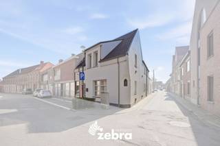 Deze ruime woning met veel mogelijkheden bevindt zich in het hartje van Wingene. Verschillende winkels, horeca, scholen, sportgelegenheid ... bevinden zich op wandel- en fietsafstand. Dankzij de nabijheid van diverse invalswegen geniet u bovendien van een vlotte bereikbaarheid.<br /><br />De woning is op heden ingedeeld in 2 aparte woonentiteiten. Het gelijkvloers bestaat uit een gemeenschappelijke inkomhal, een woonkamer, een geïnstalleerde keuken, een berging/wasplaats, een badkamer en een slaapkamer.<br /><br />Het eerste verdiep bestaat uit een woonkamer, geïnstalleerde keuken, berging/wasplaats, badkamer en een slaapkamer. Dit verdiep is momenteel verhuurd.<br /><br />Verder geven wij graag nog mee dat deze woning beschikt over dubbele beglazing, verwarming op gaskachels, een centrale ligging, ...<br /><br /><strong>Ook wild geworden van deze thuis?<br />Twijfel niet langer en leg vandaag nog uw bezoek vast!</strong>
