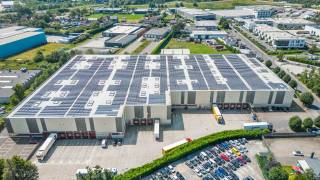 <p><strong>Duurzaam en functioneel magazijn met moderne faciliteiten</strong></p>
<p>Dit magazijn combineert efficiëntie met duurzaamheid en is ideaal uitgerust voor logistieke en opslagactiviteiten. Met een vrije hoogte van 10 meter biedt het alle flexibiliteit voor uiteenlopende opslag- en handlingbehoeften.</p>
<p>De site is voorzien van meerdere laadkades, wat een vlotte goederenstroom mogelijk maakt. Daarnaast is het gebouw uitgerust met moderne technologieën die bijdragen aan een duurzame en comfortabele werkomgeving:</p>
<ul>
<li>
<p><strong>Zonnepanelen (PV-installatie)</strong> voor duurzaam energieverbruik</p>
</li>
<li>
<p><strong>Laadpalen voor elektrische voertuigen</strong> – klaar voor de toekomst van mobiliteit</p>
</li>
<li>
<p><strong>Energiezuinig VRV-systeem</strong> voor efficiënte verwarming en koeling</p>
</li>
</ul>
<p>Kortom, een toekomstgerichte magazijnruimte die inzet op energie-efficiëntie, comfort en logistieke performantie.</p>