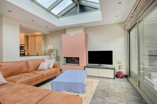Goed onderhouden woning te koop in Niel.<br /><br />Indeling:<br />Gelijkvloers:<br />- inkomhal<br />- apart toilet<br />- ruime woonkamer<br />- volledig uitgeruste keuken<br />- lichtrijke veranda met screens<br />- Zuid-Oostgerichte tuin<br />- garage met sectionale poort<br /><br />Eerste verdieping:<br />- nachthal<br />- slaapkamer 1 (ca 15m²)<br />- badkamer met inloopdouche en ligbad<br />- apart toilet<br /><br />Tweede verdieping:<br />- slaapkamer 2 (ca 22m²)<br />- slaapkamer 3 (ca 12m²)<br /><br />Verder is er nog een ruime, droge kelder aanwezig<br /><br />Locatie: Dit instapklaar huis te koop in Niel bevindt zich in de Boomsestraat op de grens met Boom. Achteraan is een servitudeweg en over de woning is ruim voldoende parkeergelegenheid. Natuurgebied Walenhoek en de fiets- en wandeldijk langs de Rupel zijn vlakbij. Een supermarkt bevindt zich op wandelafstand van dit vastgoed te koop in Niel. Via de A12 en E19 heeft u bovendien een goede en snelle verbinding met Antwerpen, Brussel en Mechelen.<br /><br />Bijzonderheden:<br />- rustige ligging achteraan<br />- gunstige EPC score<br />- vloerverwarming<br />- zonnepanelen en thuisbatterij<br />- automatische screens<br />- zonneluifel <br /><br />Bent u op zoek naar een huis te koop in Niel? Neem dan gerust contact op met één van onze collega's van Dewaele vastgoed met advies.<br /><br /><br />Bestuursmaatregelen in het maatregelenregister: nee