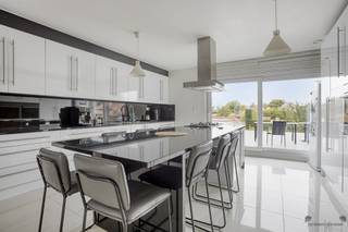 <p><span>In het centrum van </span><span>Leopoldsburg</span><span>, op een gunstige locatie vlak bij winkels, scholen en belangrijke verbindingswegen, stellen wij u met trots dit uitzonderlijk ruim </span><span>triplex appartement</span><span> voor. Met een bruto bewoonbare oppervlakte van maar liefst </span><span>251 m²</span><span> en een groot terras van circa </span><span>80 m²</span><span>, combineert dit eigendom de ruimte en indeling van een woning met het comfort van een appartement.</span></p><p><span>Het appartement werd gebouwd in 2008 en beschikt over een gunstig </span><span>EPC-label B</span><span>. Bij het betreden van de woning bevindt u zich in de inkomhal met toegang tot een </span><span>inpandige garage</span><span> en een praktische berging. Op de eerste verdieping ontdekt u een open en lichtrijk geheel, bestaande uit twee gezellige leefruimtes, een eetkamer en een keuken die naadloos in elkaar overvloeien. Daarnaast vindt u op dit niveau een apart gastentoilet, een bureau en een slaapkamer. Dankzij de slimme indeling en de overvloedige lichtinval wordt dit een aangename leefomgeving waar ruimte en functionaliteit centraal staan.</span></p><p><span>De tweede verdieping biedt plaats aan </span><span>vier volwaardige slaapkamers</span><span>. Eén van de kamers beschikt over een </span><span>eigen dressing en badkamer</span><span>, wat een absoluut pluspunt is voor wie op zoek is naar extra comfort. Verder zijn er nog een tweede badkamer met hoekbad en lavabo en een apart toilet aanwezig. Bovendien is er de mogelijkheid om een </span><span>zesde slaapkamer</span><span> te creëren, waardoor dit appartement een ideale oplossing vormt voor grotere gezinnen of wie ruimte nodig heeft voor hobbys of een thuisbureau.</span></p><p><span>Het ruime </span><span>terras van ca. 80 m²</span><span> vormt een absolute troef: een plek om te ontspannen, gezellig te tafelen of in alle rust te genieten van de buitenlucht. Tot slot zijn er ook ruime parkeermogelijkheden aanwezig, wat dit aanbod nog aantrekkelijker maakt.</span></p><p><span>Dit triplex appartement combineert </span><span>ruimte, licht en comfort</span><span> met een gunstige ligging en energiezuinig karakter. Het is de perfecte keuze voor wie op zoek is naar een kwalitatieve, ruime en instapklare woning in het hart van Leopoldsburg.</span></p><p><span>Bel vandaag nog naar </span><span>Lindsey Swennen 0493 50 10 78</span><span> of mail naar </span><span>lindsey@janssenenjanssen.be</span><span> voor meer informatie of een bezoek.</span></p>