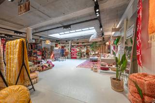 <p><strong><span>WHAT’S NEXT? Jouw concept op deze absolute toplocatie?</span></strong></p>
<p><span>Deze toplocatie in Blankenberge is klaar voor een nieuw hoofdstuk. De voorbije jaren was hier de succesvolle Escape-winkel gevestigd. Nu gaan de deuren dicht en komt deze uitzonderlijke commerciële locatie vrij voor een volgend sterk concept.</span></p>
<p><span>Met maar liefst </span>ca. 430 m² oppervlakte, waarvan ongeveer 310 m² winkelruimte en 120 m² opslag, biedt dit pand bijzonder veel mogelijkheden. De gevelbreedte van ca. 8,2 meter<span> zorgt voor maximale visibiliteit en een sterke commerciële uitstraling.</span></p>
<p><span>En de locatie? Die spreekt voor zich. Midden in het commerciële hart van Blankenberge, in één van de belangrijkste winkelstraten en omringd door winkels, horeca en een constante stroom van bewoners, dagjestoeristen en vakantiegangers.</span></p>
<p>Interieur? Fashion? Lifestyle? Decoratie? Foodconcept? Of iets wat Blankenberge nog niet kent?<span> Hier krijg je de ruimte én de locatie om van jouw idee een echte blikvanger te maken.</span></p>
<p><span>Extra troef is de praktische </span>leveringsmogelijkheid via de achterzijde in de Hoogstraat.</p>
<p>What’s next?<br /><span>Wie maakt van Kerkstraat 22 opnieuw een absolute commerciële topper?<br />Huurprijs: 95.000EUR/jr</span><span></span></p>
<p><span>Benieuwd naar de mogelijkheden? Contacteer Tinne voor meer informatie of een bezoek ter plaatse.</span></p>