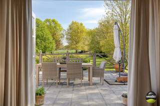 Karaktervolle landelijke villa met polyvalente praktijkruimte op uitzonderlijk perceel van 31a65 in Rijkhoven<br /><br />In het groene en rustige Rijkhoven bevindt zich deze charmante landelijke villa op een prachtig perceel van maar liefst 31a65. Een unieke eigendom waar ruimte, privacy en multifunctioneel wonen perfect samenkomen.<br /><br />Bij het betreden van de woning word je verwelkomd in een royale en lichtrijke leefruimte met indrukwekkend zicht op het terras, de diepe tuin en de achterliggende weilanden. De landelijke omgeving en het open uitzicht zorgen hier voor een bijzonder rustgevend gevoel.<br /><br />Een absolute troef van deze woning is de zeer ruime polyvalente praktijkruimte met aparte ingang. Deze ruimte biedt tal van mogelijkheden en is ideaal voor een vrij beroep, kantoor aan huis, hobbyruimte of extra leefgedeelte.<br /><br />Het magnifieke terras vormt de perfecte plek om te genieten van de uitzonderlijke tuin en het prachtige vergezicht. De tuin heeft een diepte van maar liefst 112 meter en biedt volledige privacy. Bovendien werd reeds een put uitgegraven en beton voorzien voor de aanleg van een zwembad.<br /><br />De villa beschikt over 4 slaapkamers verdeeld over de verdiepingen. Op het eerste verdiep bevinden zich 2 slaapkamers en een badkamer uitgerust met ligbad, dubbele wastafel en toilet. Op het gelijkvloers is er een tweede badkamer met douche en toilet. Het tweede verdiep herbergt nog eens 2 extra slaapkamers.<br /><br />Verder beschikt de woning over:
<ul>
	<li>een ruime kelder onder de woning</li>
	<li>een mooie voortuin</li>
	<li>een grote carport voor 2 wagens</li>
	<li>een tuinhuis</li>
	<li>alarmsysteem</li>
	<li>14 zonnepanelen</li>
	<li>verwarming op mazout</li>
</ul>
Extra troef: het dak werd in 2012 volledig gerenoveerd.<br /><br />Deze op te frissen eigendom combineert landelijke charme, uitzonderlijke volumes en professionele mogelijkheden op een unieke locatie. Een zeldzame kans voor wie op zoek is naar ruimte, rust en het potentieel om de woning volledig naar eigen smaak te moderniseren.<br /><br />Voor meer info of een bezoek ter plaatse neem dan contact op met 0478 30 04 25 of michiel@vestio.com