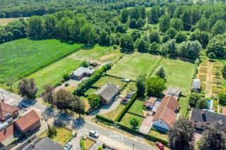 Drie degelijk gebouwde woningen, samen aangeboden als één geheel. Gelegen op ruime percelen in een groene omgeving en momenteel allemaal verhuurd. Een interessante opportuniteit voor wie op zoek is naar een investering met onmiddellijk huurinkomen.<br /><br />=> Ligging<br />Gelegen aan de Beukenlaan in Neeroeteren, op een absolute toplocatie in een rustige en groene woonomgeving. De woning bevindt zich in een doodlopende straat die rechtstreeks uitmondt in een prachtig natuurgebied, ideaal voor wie houdt van rust, wandelen en fietsen. Winkels, scholen en andere dagelijkse voorzieningen bevinden zich op korte afstand, met een vlotte verbinding naar Maaseik en de omliggende gemeenten.<br /><br />- BEUKENLAAN 36 - <br /><br />=> Gelijkvloers:<br />- Mooi verzorgde landelijke woning met beklinkerde oprit<br />- Lichtrijke leefruimte met een gezellige zithoek en plankenvloer<br />- De keuken is praktisch ingedeeld en voorzien van het nodige comfort<br />- Badkamer op het gelijkvloers met ligbad en enkele lavabo<br />- Master bedroom met authentieke balkenstructuur<br />- Bureau-of hobbyruimte, maar kan ook dienst doen als extra slaapkamer<br /><br />=> Verdieping<br />- Overloop met zicht op de keuken <br />- Op deze verdieping bevinden zich nog drie ruime slaapkamers en een tweede badkamer met douche, toilet en enkele lavabo<br /><br />=> Tuin<br />- Landelijke woning gelegen in een rustige, groene omgeving<br />- Gezellig betegeld terras<br />- Twee stallen, ideaal voor het houden van paarden of kleinvee<br />- Een vrijstaande garage, momenteel ingericht met een buitenkeuken<br />- Ruim perceel van 31a 90ca met een vrij uitzicht over de achterliggende weides<br /><br />=> Indeling<br />- Gelijkvloers: inkomhal, apart toilet, woonkamer, keuken, badkamer, wasplaats/berging met bijkeuken, bureau-of hobbyruimte, garage, stalgebouw<br />- Verdieping: overloop, drie ruime slaapkamers, tweede kleine badkamer<br /><br />- BEUKENLAAN 42 - <br />=> Gelijkvloers:<br />- Ruime gelijkvloerse woning<br />- Inkomhal met apart toilet<br />- Open leefruimte met een directe verbinding naar de tuin via het schuifraam, tevens voorzien van airco<br />- Praktisch ingedeelde keuken met een leuke eetplaats<br />- Vernieuwde badkamer met een ruime inloopdouche en enkele lavabo in badkamermeubel<br />- De woning beschikt over drie ruime slaapkamers waarvan één momenteel ingericht als dressing<br /><br />=> Tuin<br />- De tuin is volledig omheind en voorzien van absolute privacy <br />- Mooi, ruim perceel in een groene omgeving<br />- Er is tevens een grote praktische tuinberging<br /><br />=> Indeling<br />- Gelijkvloers: inkomhal, apart toilet, woonkamer, keuken, badkamer, wasplaats/berging, drie slaapkamers, buitenberging <br /><br />- BEUKENLAAN 44 -<br />=> Gelijkvloers<br />- Ruime gelijkvloerse woning met inpandige garage<br />- Inkomhal met apart toilet<br />- Leefruimte opgedeeld in een gezellige zithoek met inbouwkachel en eetplaats met prachtig zicht op de tuin<br />- L-vormige eiken keuken voorzien van het nodige comfort en voldoende kastruimte<br />- Twee ruime slaapkamers met laminaatparket<br />- Volledig betegelde badkamer met douche en enkele lavabo in badkamermeubel <br /><br />=> Tuin<br />- Ruim perceel van 23a 15ca, ideaal voor het houden van paarden of kleinvee<br />- De tuin is volledig omheind en beschikt over verschillende gezellige plekjes om in alle rust te vertoeven<br /><br />=> Indeling<br />- Gelijkvloers: inkomhal, apart toilet, woonkamer, keuken, badkamer, wasplaats/berging, twee slaapkamers, inpandige garage, buitenberging