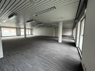 Bureau rénové à vendre dans le centre de Vilvoorde. Il s'agit d'un espace de bureau au rez-de-chaussée de 261 m². La propriété est idéalement...