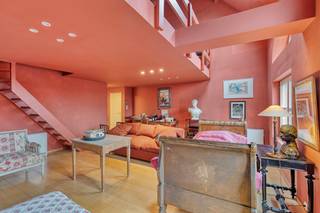 Op een steenworp van het Koningin Astridpark, in de Jozef Suveestraat, bevindt zich dit unieke appartement met twee slaapkamers.<br /><br />Bij het binnenkomen valt direct de indrukwekkende lichtinval op. De royale leefruimte geniet van grote raampartijen die de zon rijkelijk binnenlaten en een fijn zicht bieden op de Brugse omgeving. De basis van dit appartement is solide en karaktervol, met een speelse indeling die uitnodigt om er een echt persoonlijk droominterieur van te maken.<br /><br />Indeling van het appartement:<br />Tweede verdieping:<br />- Inkomhal met gastentoilet.<br />- Lichtrijke leefruimte<br />- Keuken<br />- Twee slaapkamers<br />- Badkamer voorzien van een ligbad en lavabomeubel.<br />- Unieke Mezzanine: De extra verdieping boven de leefruimte is een absolute eyecatcher. Met het open zicht op de woonkamer is dit de ideale plek voor een inspirerende thuiswerkplek, een gezellige tv-hoek of een bibliotheek.<br /><br />EPC is in opmaak wegens administratieve procedure via het VEKA, VEKA is op de hoogte. <br /><br /><br />Bestuursmaatregelen in het maatregelenregister: nee