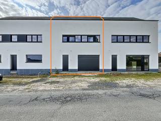 Te midden van het golvende landschap van het Pajottenland bevindt zich deze stijlvolle nieuwbouwwoning in Gooik, deelgemeente van...