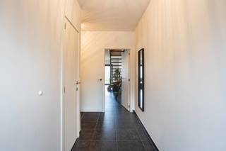 Deze recente en moderne woning biedt een perfecte combinatie van ruimte, comfort en energiezuinig wonen. <br />Via de inkomhal met apart toilet kom je in de lichtrijke woning, waar veel lichtinval zorgt voor een aangename en open sfeer.<br /><br />De ruime leefruimte sluit naadloos aan op de volledig geïnstalleerde open keuken, uitgerust met alle hedendaagse toestellen. Aansluitend bevindt zich een praktische berging, ideaal voor extra opslag.<br /><br />De woning beschikt over vier grote slaapkamers, waardoor ze perfect geschikt is voor gezinnen of wie extra ruimte wenst voor bureau of hobby. De badkamer met alle comfort is ingericht met een ligbad, douche en toilet.<br /><br />Buiten geniet je van een afgesloten tuin, ideaal om in alle rust te ontspannen. Daarnaast zijn er een aparte garage en een autostaanplaats, evenals een gemeenschappelijke berging.<br /><br />Tot slot is deze woning bijzonder energiezuinig, wat blijkt uit het uitstekende EPC-label A. Een instapklare woning die hedendaags wooncomfort combineert met lage energiekosten.<br /><br />Mis deze kans niet en neem vandaag nog contact op voor meer informatie of een bezichtiging in te plannen.<br />Contacteer Ruben op 0479/ 03 90 17 of mail naar ruben@cornelis-partners.be