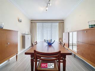 <p><span>Discover this charming and bright one-bedroom apartment with a living area of 73 m². The apartment combines comfort with functionality and offers a pleasant living environment.Upon entering, you are welcomed in a spacious entrance hall with checkroom, which gives access to all the rooms. The bright living room enjoys large windows that provide abundant natural light and direct access to a south-facing terrace – ideal for relaxing in peace.The separate kitchen (8 m²) is fully equipped, has plenty of storage space and offers enough room for a cozy breakfast or a quick meal.The apartment has a spacious bedroom with room for a large closet. The bathroom has a bathtub and connections for a washing machine. In addition, there is a separate toilet and a useful storage room.An additional asset is the balcony overlooking the lively street, as well as the private garage of 17 m², a valuable addition that increases daily living comfort.Located in a quiet neighborhood, with easy access to public transport, stores and green areas, this apartment is the ideal choice for those looking for a comfortable place to live in dynamic Molenbeek-Saint-Jean.Don't miss this unique opportunity and discover for yourself the quality living comfort this apartment has to offer!</span></p><p><span> </span></p>