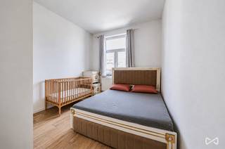 <p>Informatie &amp; bezoeken: anastasia.s@weinvest.be | 02 315 77 22<span></span></p>
<p>Op wandelafstand van het gegeerde Koningin Astridplein ontdekt u een aangename woonwijk die bekendstaat om haar gezellige sfeer en uitstekende levenskwaliteit. U geniet van een onmiddellijke nabijheid van winkels, restaurants, scholen, openbaar vervoer en alle dagelijkse voorzieningen. Bovendien zijn de belangrijkste verkeersassen vlot bereikbaar, waardoor u snel het centrum van Brussel en de Ring bereikt.</p>
<p>Gelegen in een kleine mede-eigendom, bestaat het appartement uit een aangename en lichtrijke woonkamer, een keuken, twee slaapkamers, een badkamer en een klein balkon.</p>
<p>Het appartement dient opgefrist te worden, waardoor u het volledig naar eigen smaak en wensen kunt inrichten. Dankzij de functionele indeling en de gegeerde ligging is dit een uitstekende opportuniteit voor een eerste aankoop of een investering met een mooi potentieel.</p>
<p>EPC: G – CO₂-uitstoot: 142 kg/m²/jaar – Primair energieverbruik: 706 kWh/m²/jaar.<br />De elektrische installatie is conform.</p>
<p>Een mooie kans om uw droominterieur te creëren in een van de meest gegeerde wijken van Jette.</p>